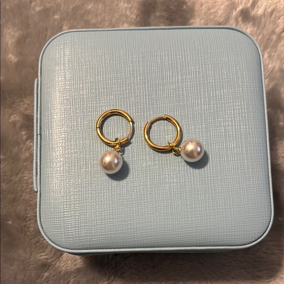 NWOT Slide Jewelry 0.5in Stainless Steel Gold Hoop Earrings with Dangling Pearls - Picture 3 of 4